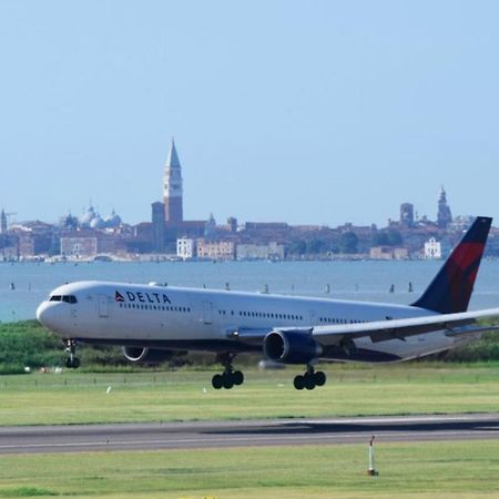 "Fly To Venice" Airport Tessera Eksteriør billede